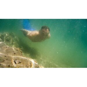 Sommer Tauchgang an einem Unterwasser Steilhang