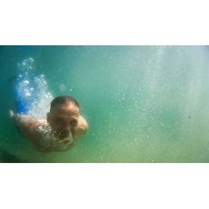Sommer Tauchgang an einem Unterwasser Steilhang